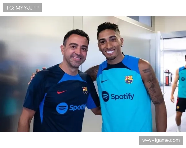 拉菲尼亚训练完顺手给家里泳池换了套新瓷砖