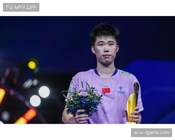 翁泓阳早上醒来还能笑着刷手机，晚上打完球直接掉头睡觉，谁受得了这日常反差？